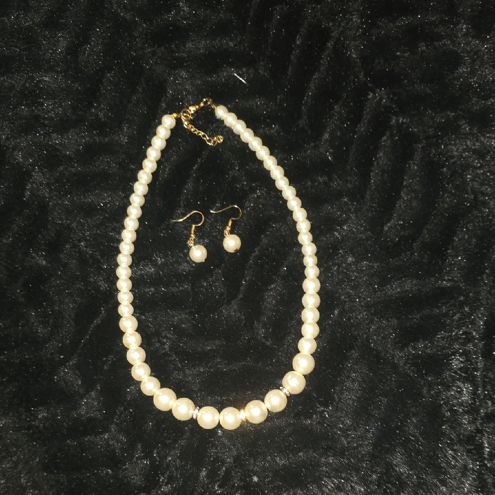 Elegant Pearl Necklace and Earring Set